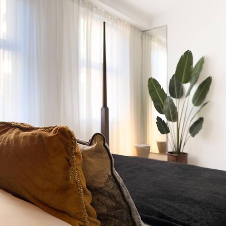 Tranquil Oasis W 100Inch Cinema & Hammock, By The Design Traveller Apartment London Ngoại thất bức ảnh
