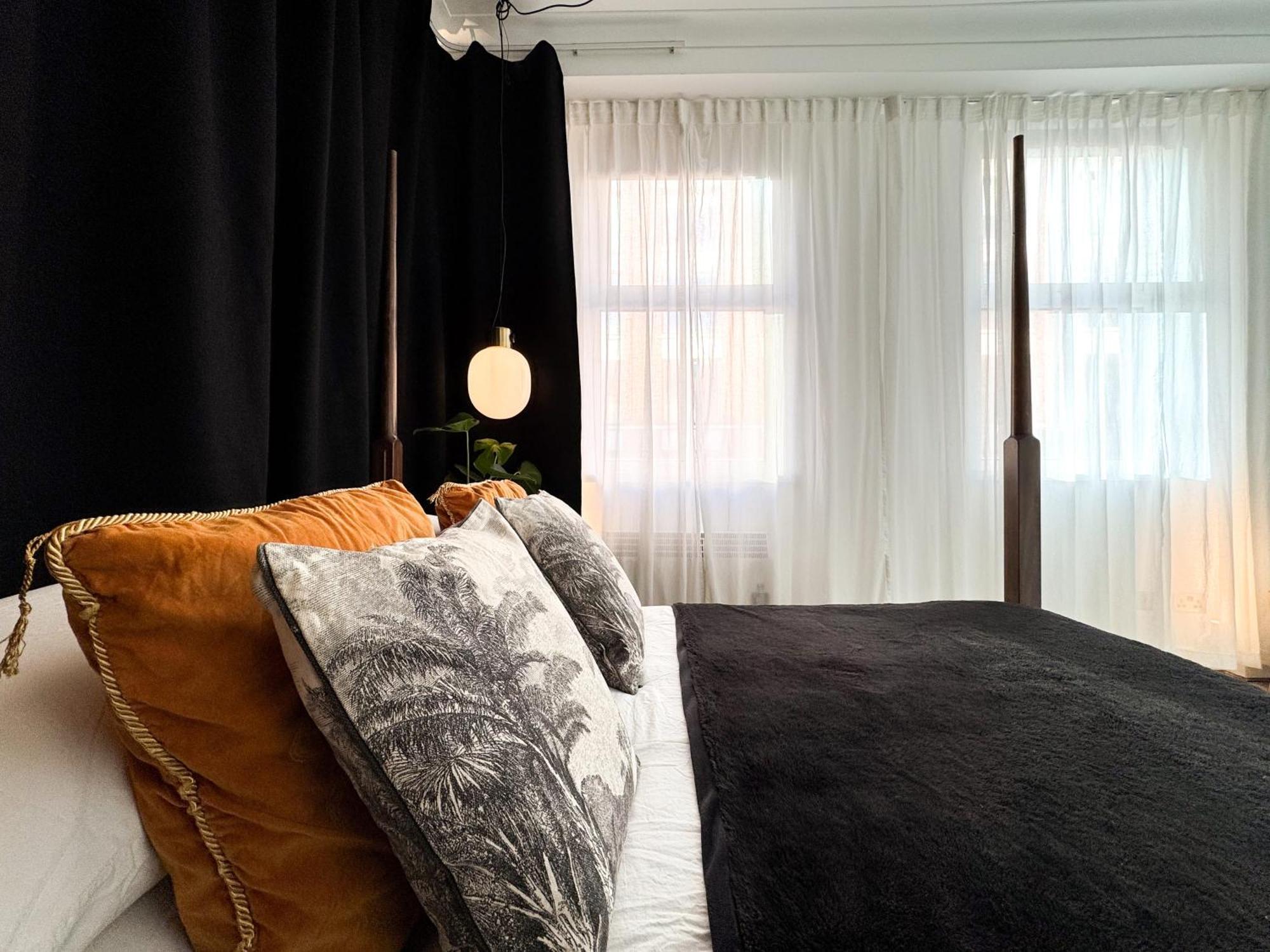 Tranquil Oasis W 100Inch Cinema & Hammock, By The Design Traveller Apartment London Ngoại thất bức ảnh