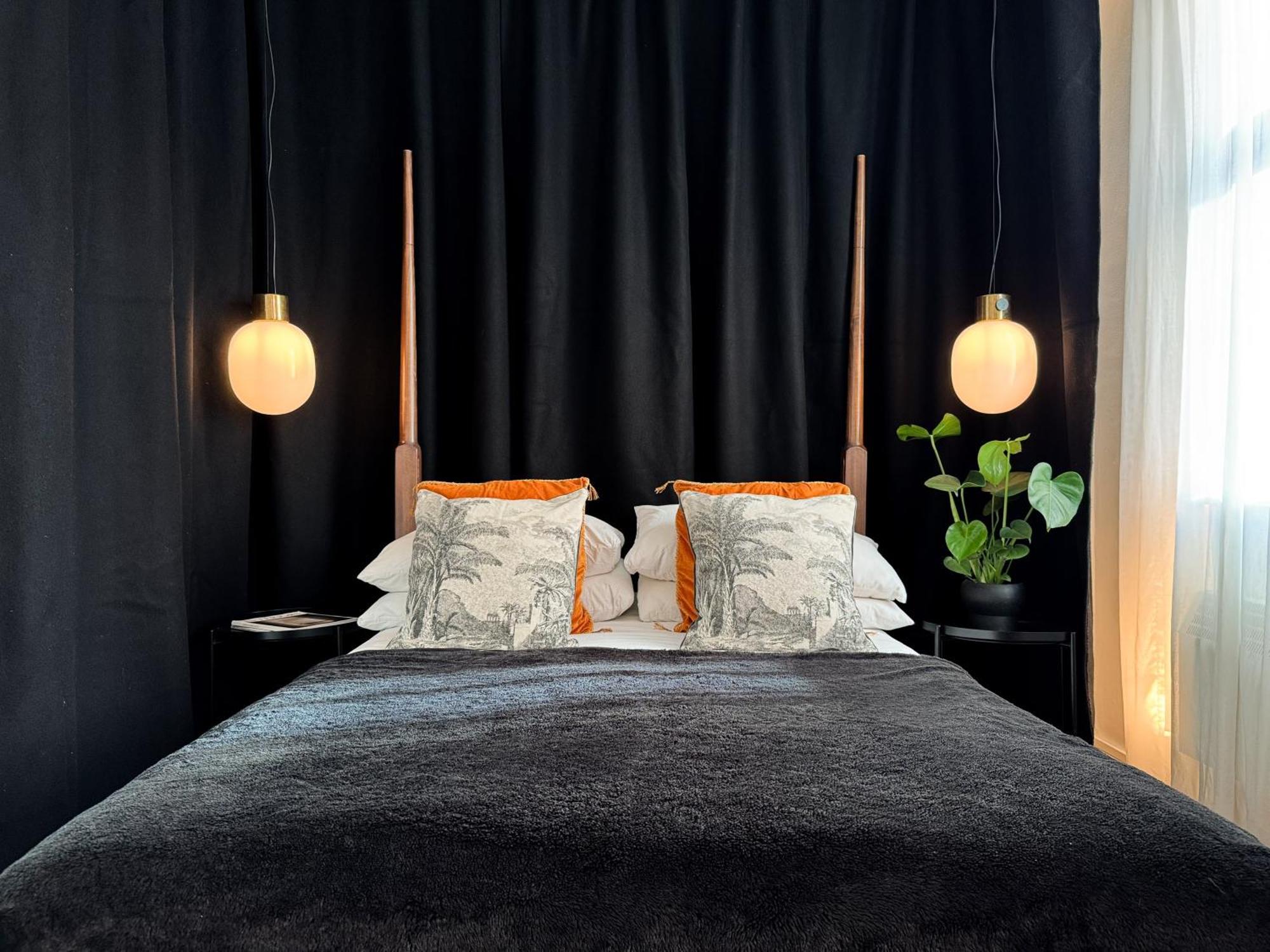 Tranquil Oasis W 100Inch Cinema & Hammock, By The Design Traveller Apartment London Ngoại thất bức ảnh